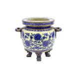 antique Chinese style jardinier in ceramic with a Chinese design and ornamentation ||Antieke