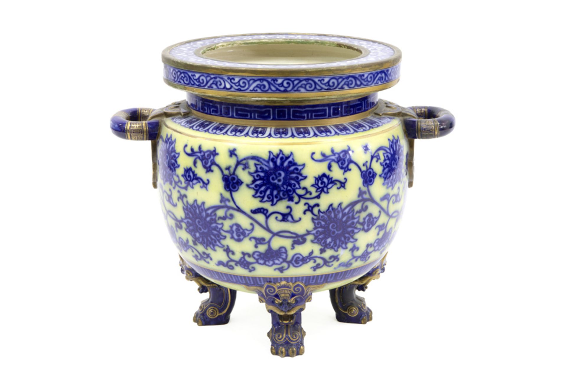 antique Chinese style jardinier in ceramic with a Chinese design and ornamentation ||Antieke