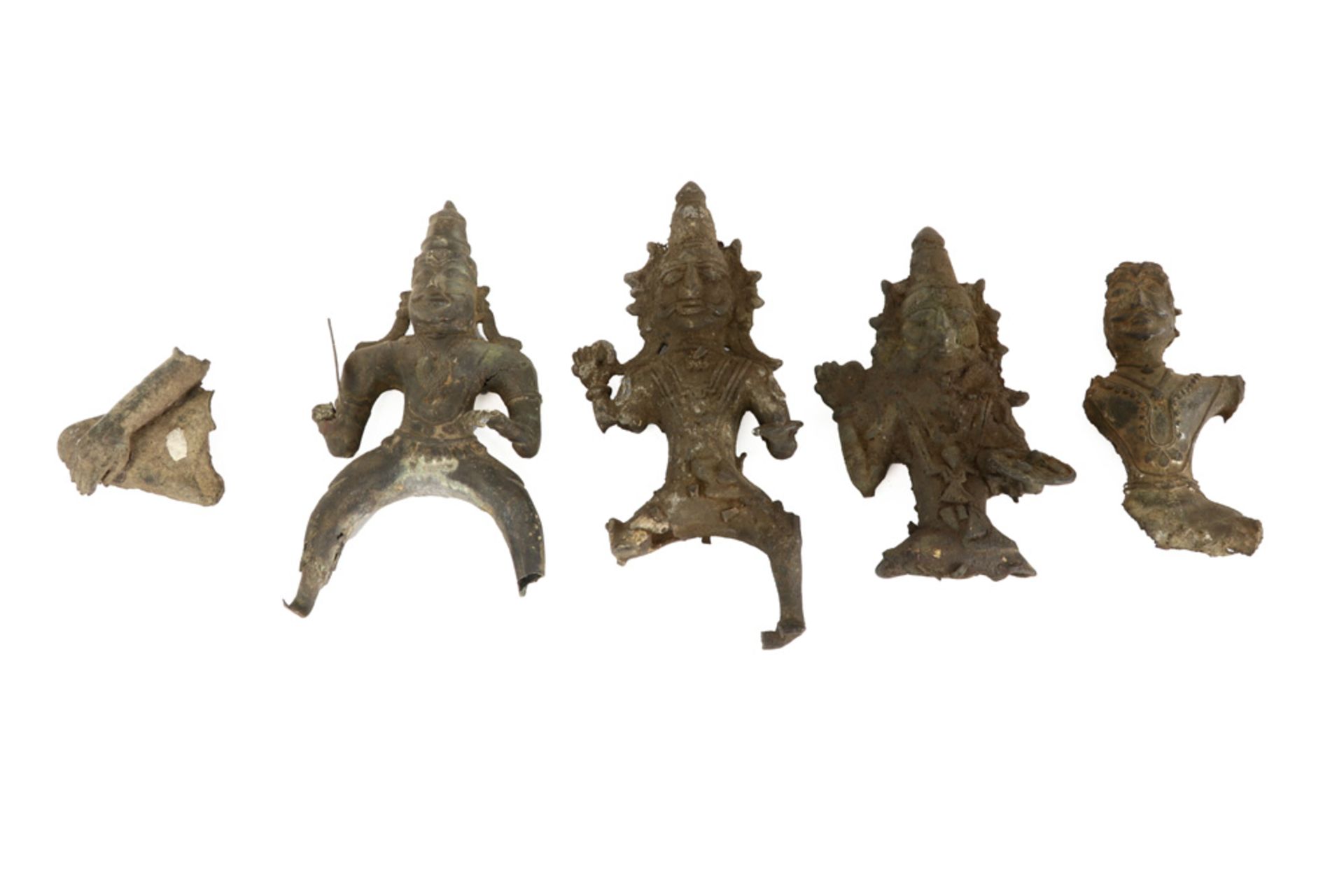 various lot of Indian bronze items amongst which toys and a temple bell ||Vrij groot lot Indische - Image 3 of 3