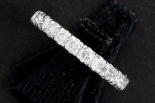 ring in white gold (18 carat) with ca 1,20 carat of high quality brilliant cut diamonds ||Zgn "
