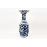 antique Japanese vase in porcelain with a blue-white decor ||Antieke Japanse vaas in porselein met