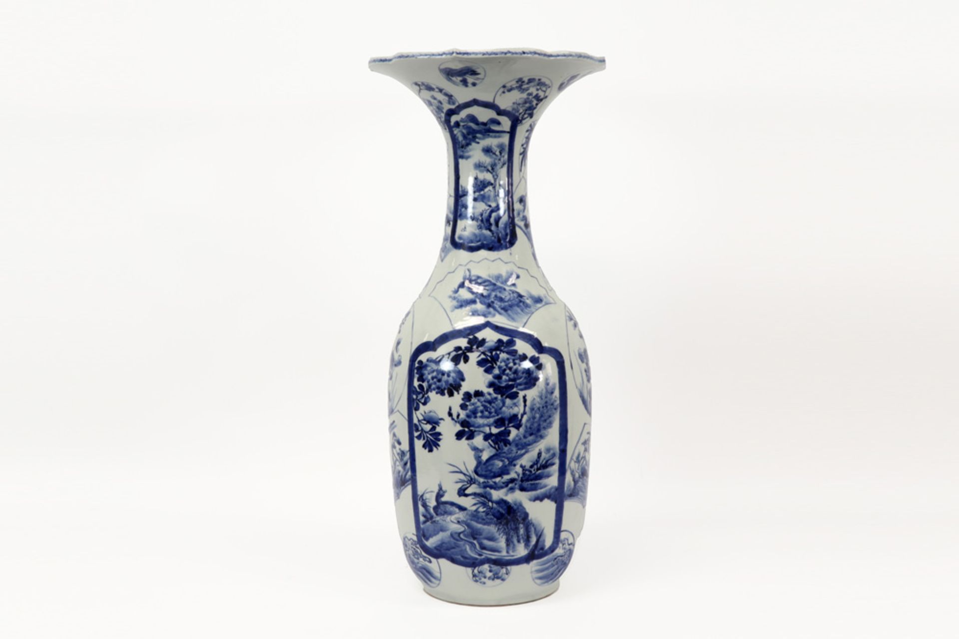 antique Japanese vase in porcelain with a blue-white decor ||Antieke Japanse vaas in porselein met