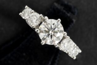 ring in white gold (18 carat) with a 0,90 carat very high quality brilliant cut diamond, flanked