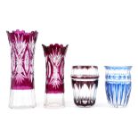 four vases in crystal ||Lot (4) van twee grotere en twee kleinere vazen in deels gekleurd