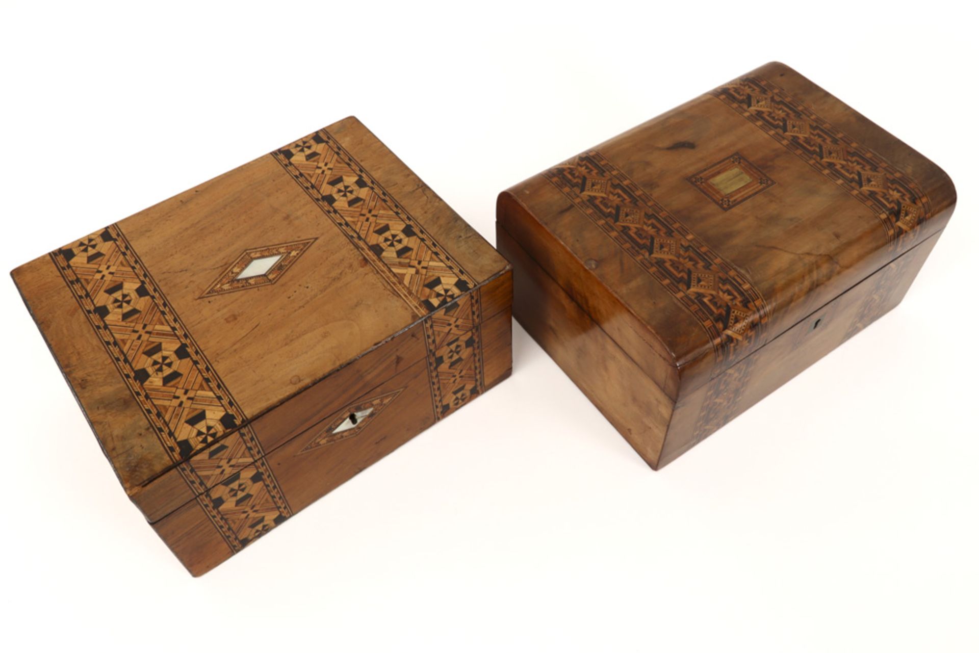 19th Cent. English writing- and sewing box in walnut with Tunbridge Ware ||Lot van twee - Image 2 of 4