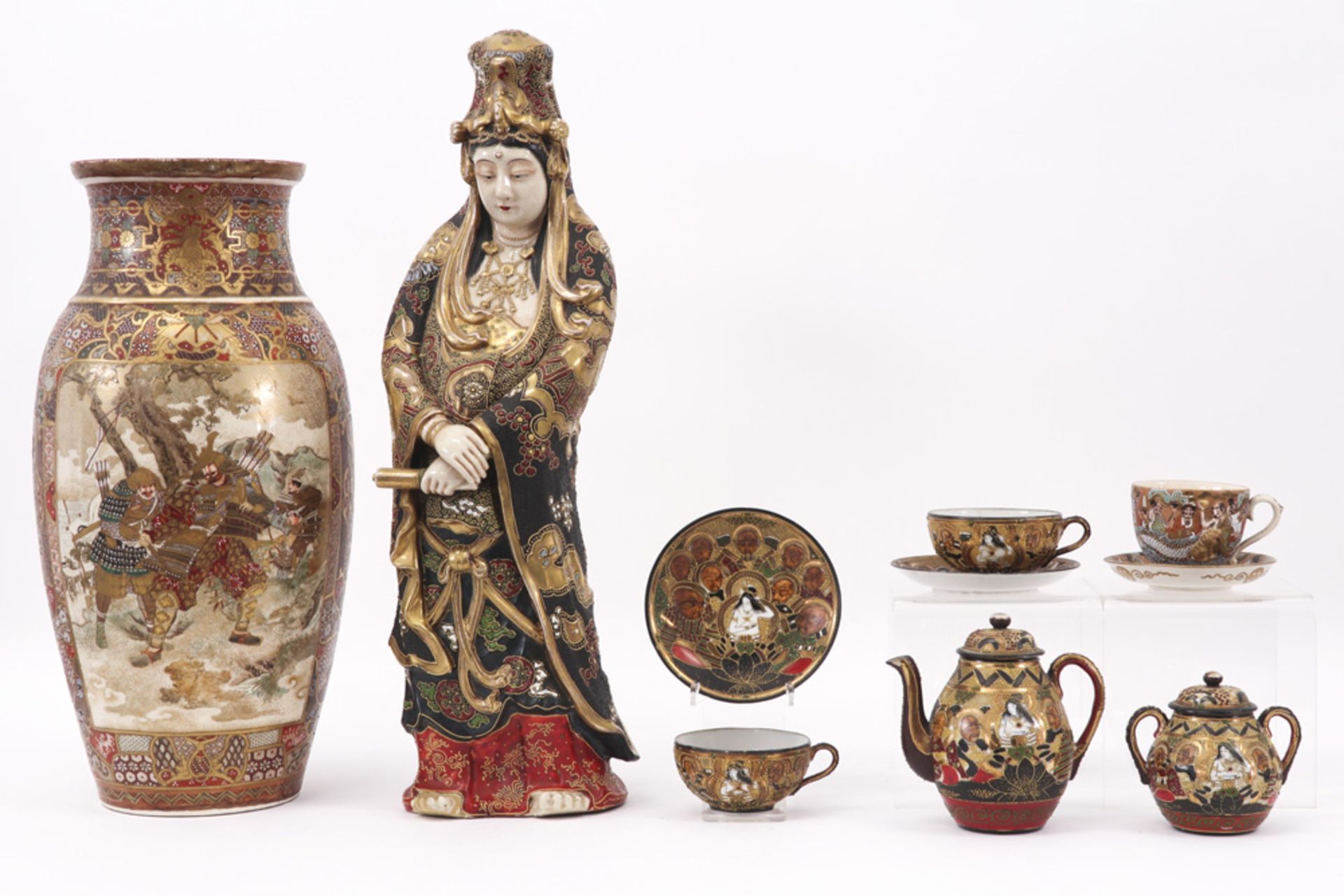 several Japanese Satsuma items : cups and saucers, a vase and a Quan Yin figure ||Lot Japanse