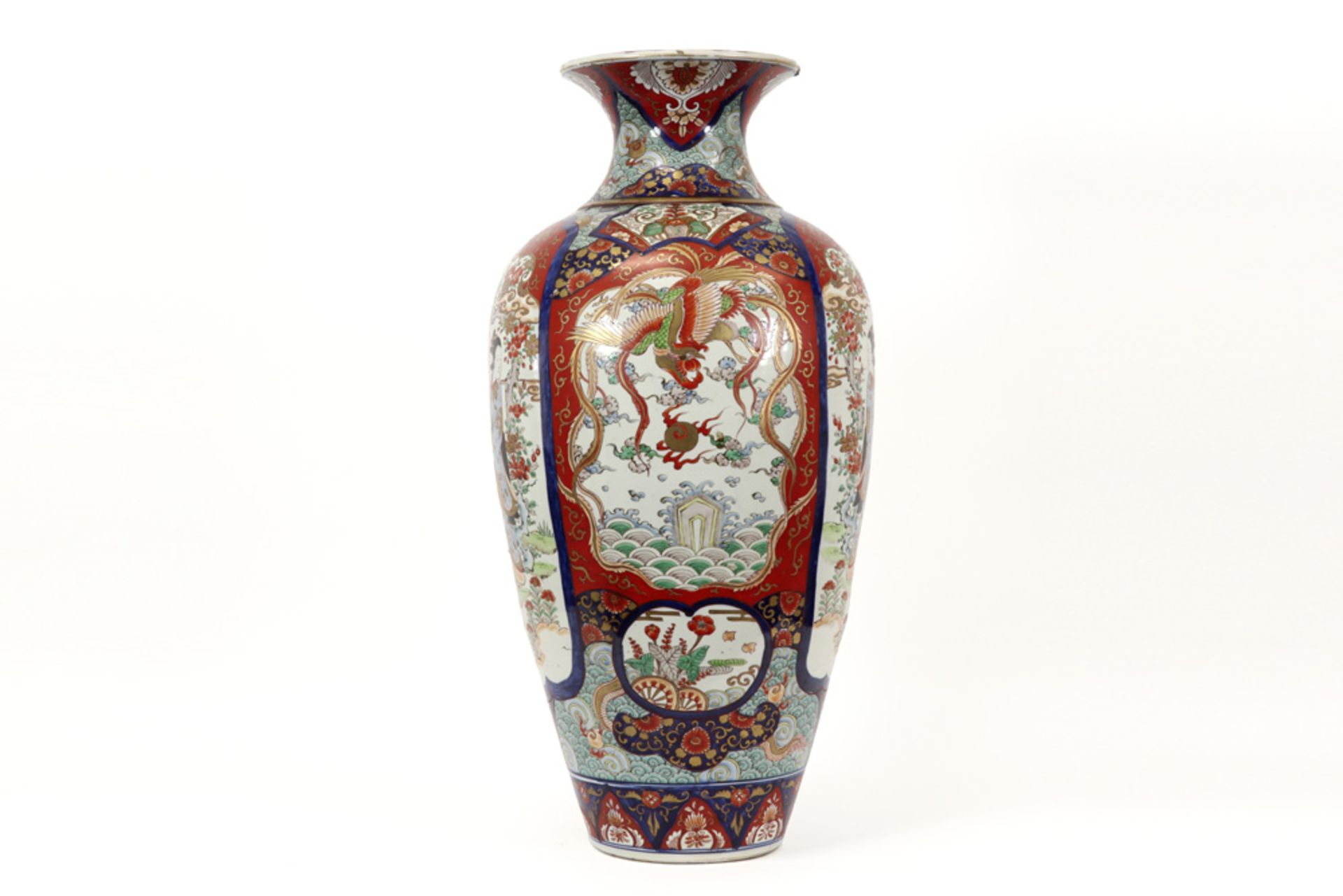 19th Cent. Japanese vase in porcelain ||Negentiende eeuwse Japanse vaas in porselein met een Imari- - Image 2 of 5
