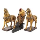 various lot of Chinese items : a pair of horses in glazed earthenware, a wooden sculpture of a