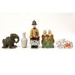five Chinese porcelain or ceramic items ||Varia (5) Chinese items in porselein of faïence