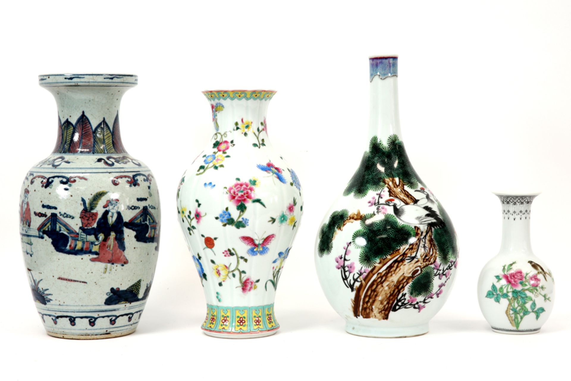 four Chinese vases in porcelain ||Lot van vier Chinese vazen in porselein met polychroom decor -
