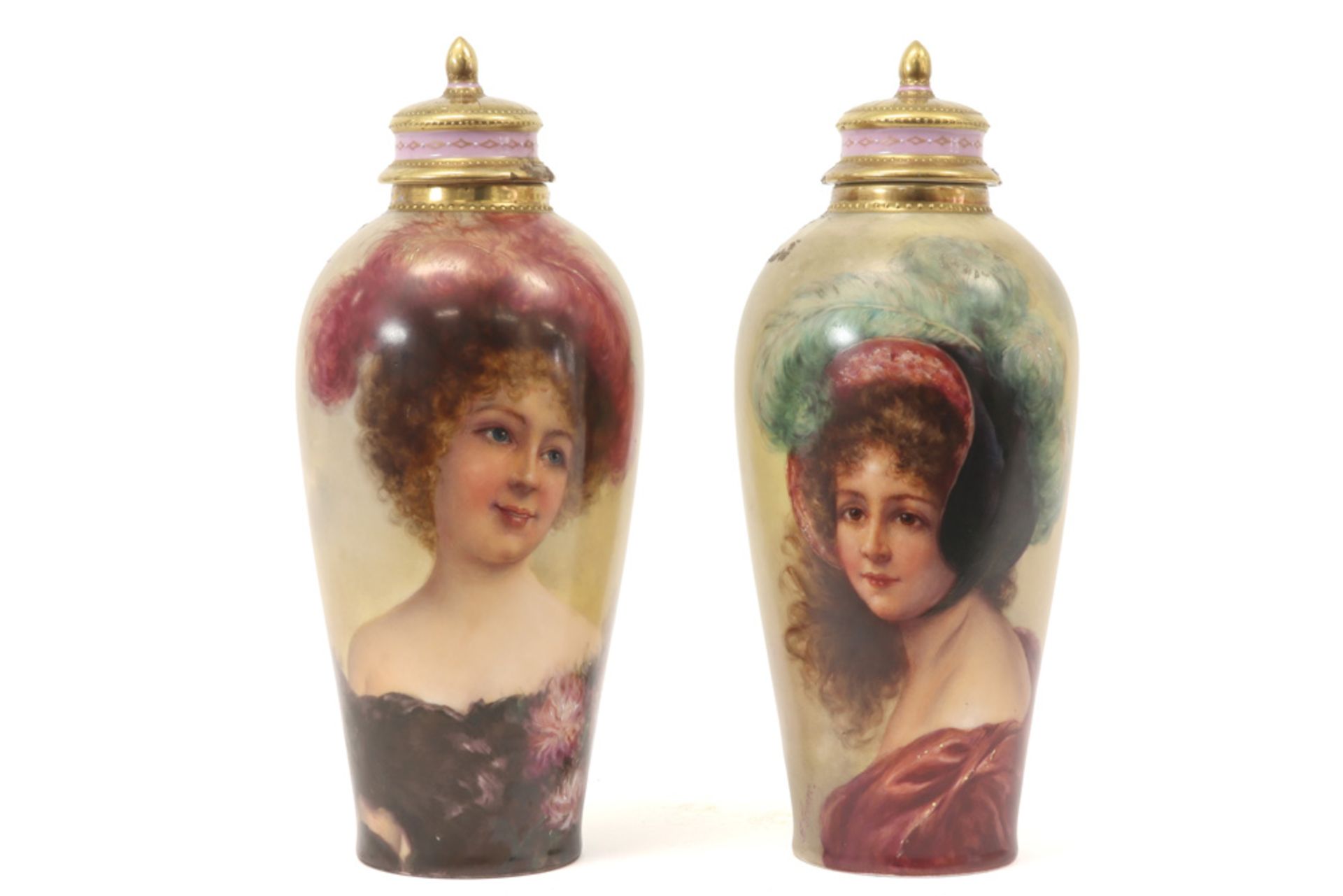 pair of antique lidded vases in Vienna marked porcelain with painted decors ||Paar antieke