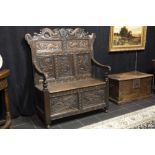 good antique English bench in oak with sculpted Renaissance style panels ||Goede antieke Engelse