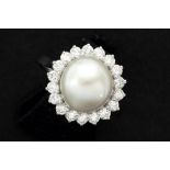 classy ring in white gold (18 carat) with a central pearl surrounded by ca 0,90 carat of quality