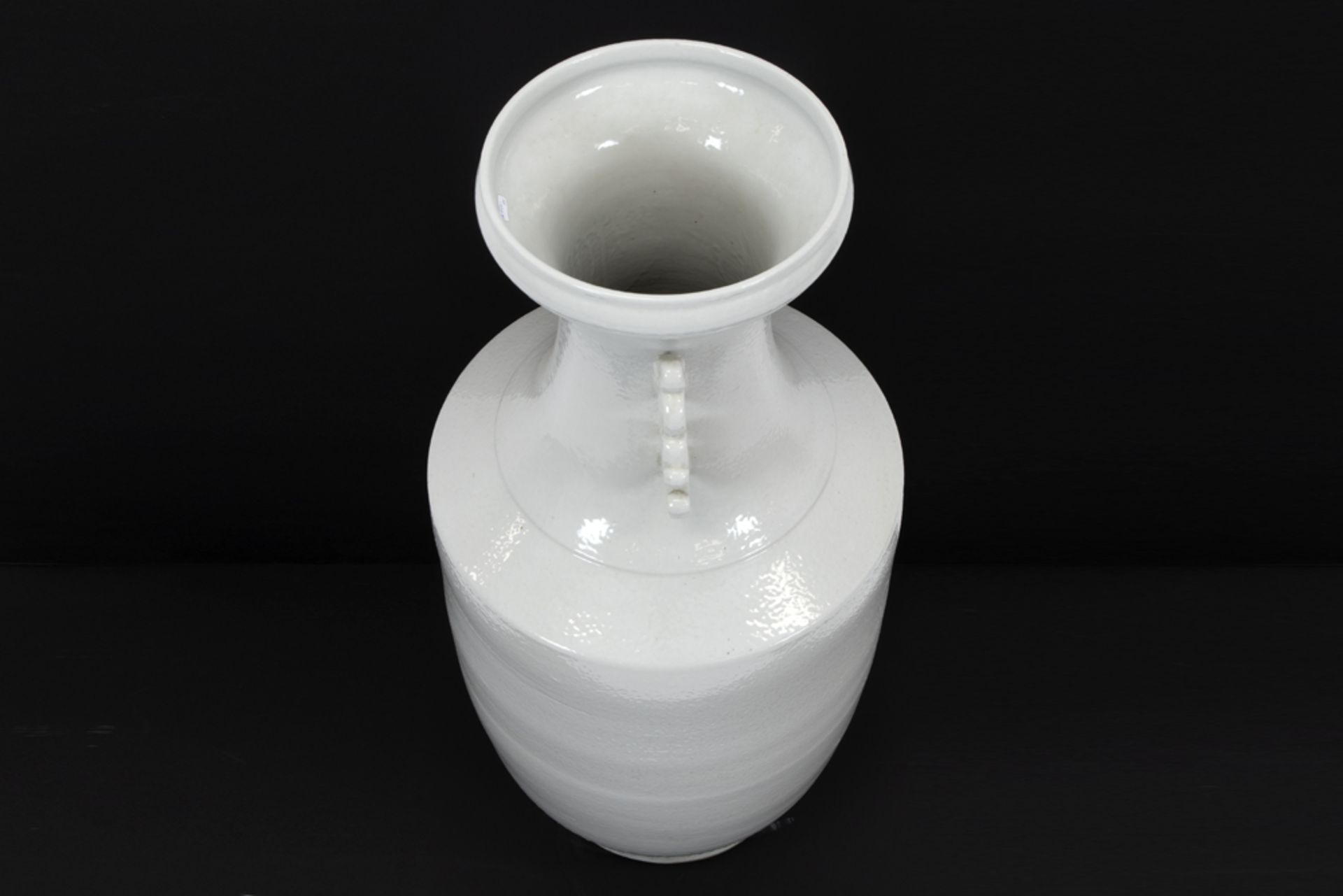 quite big Chinese vase in "blanc de Chine" - porcelain ||Vrij grote (hoogte : 88 cm) Chinese vaas in - Image 3 of 4