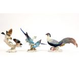 three bird-figures in porcelain amongst two marked Hutschenreuther ||Lot van drie bibelots in