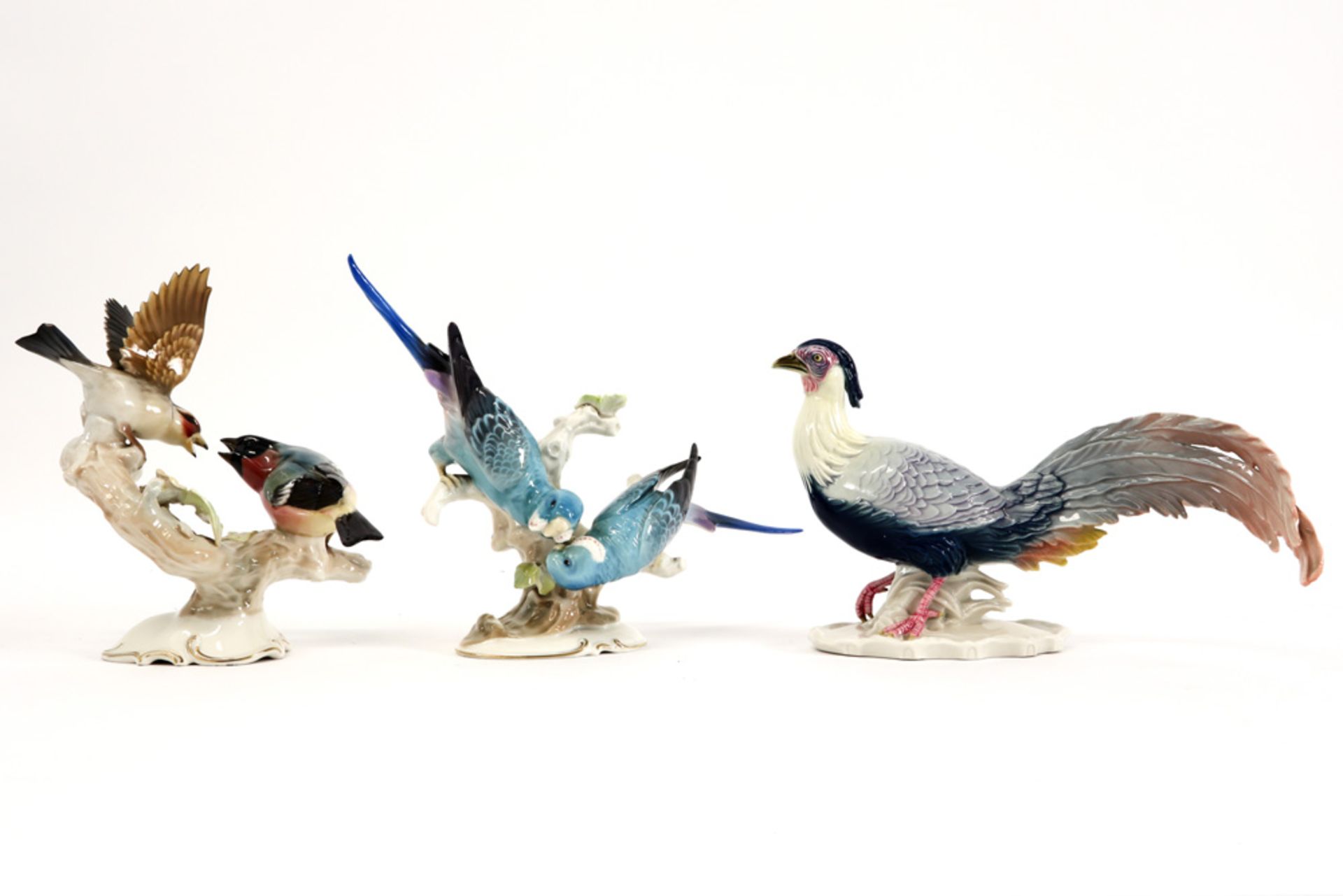 three bird-figures in porcelain amongst two marked Hutschenreuther ||Lot van drie bibelots in