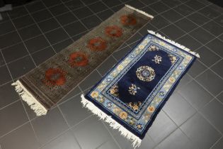 two small handknotted runners : a Karachi and a Chinese ||Lot van twee kleine handgeknoopte lopers :