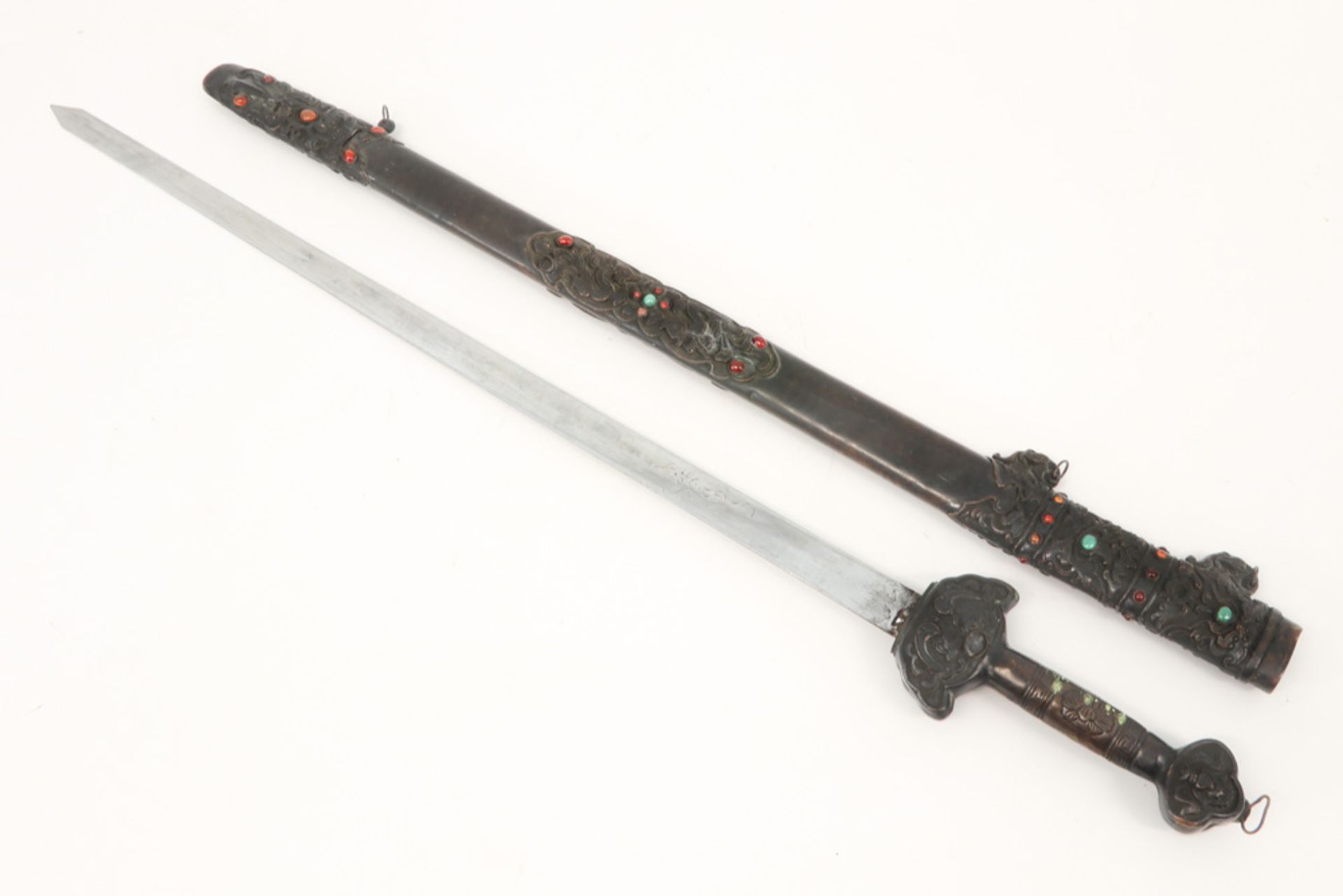 Chinese sword with cabochon stones ||Chinees zwaard met schede en greep bezet met cabochons - lengte - Image 2 of 2