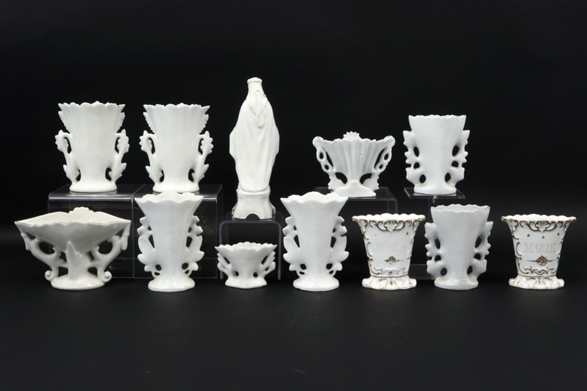 12 pieces of antique porcelain from Brussels ||Lot (12) oud Brussels porselein met cornetvazen en - Image 2 of 2