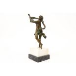 small 'antique' "Dancing lady" sculpture in bronze on a marble base ||Kleine 'antieke' sculptuur