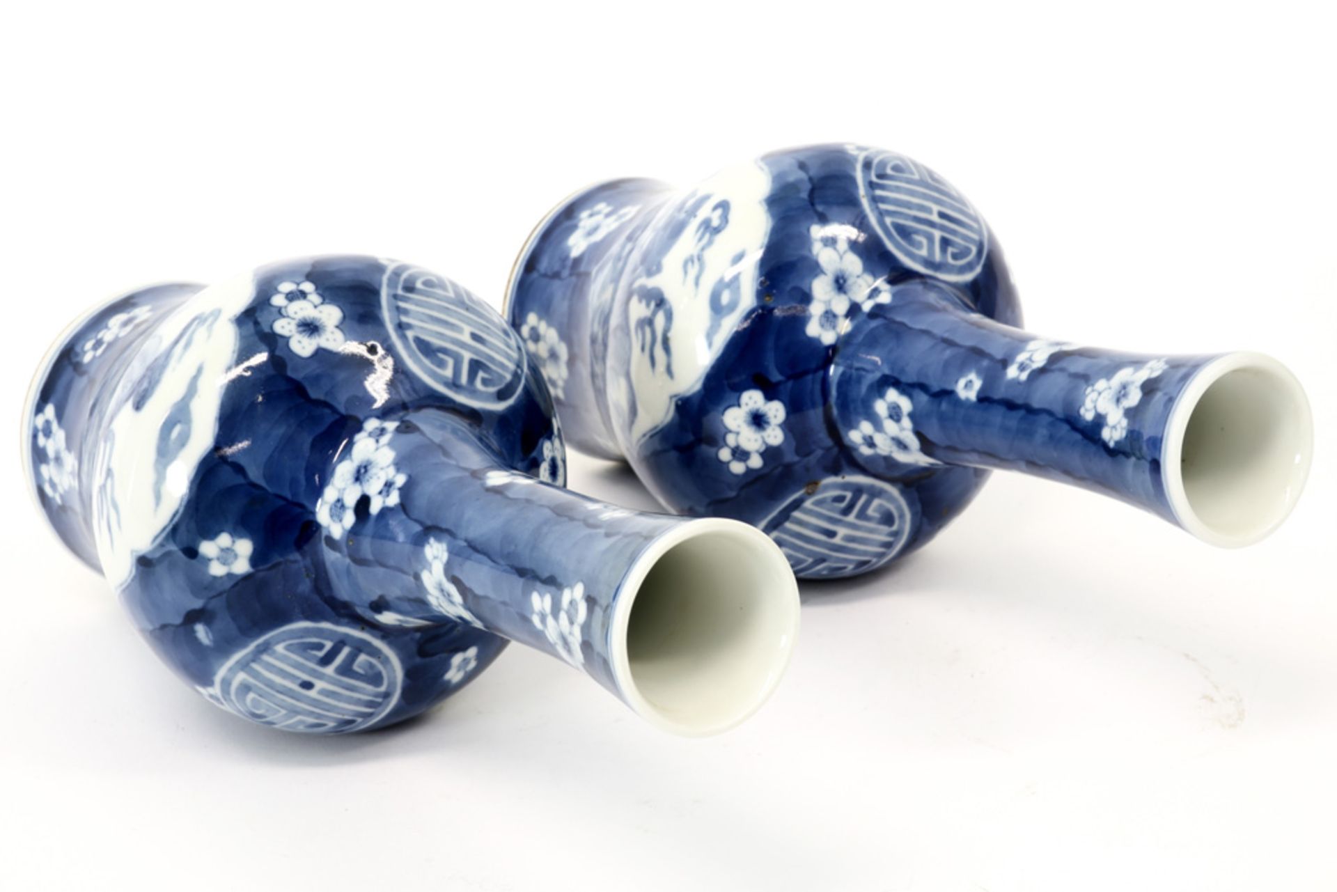 pair of Chinese vases in porcelain with a blue-white decor with temple dogs ||Paar kleine Chinese - Image 4 of 6