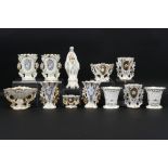 12 pieces of antique porcelain from Brussels ||Lot (12) oud Brussels porselein met cornetvazen en