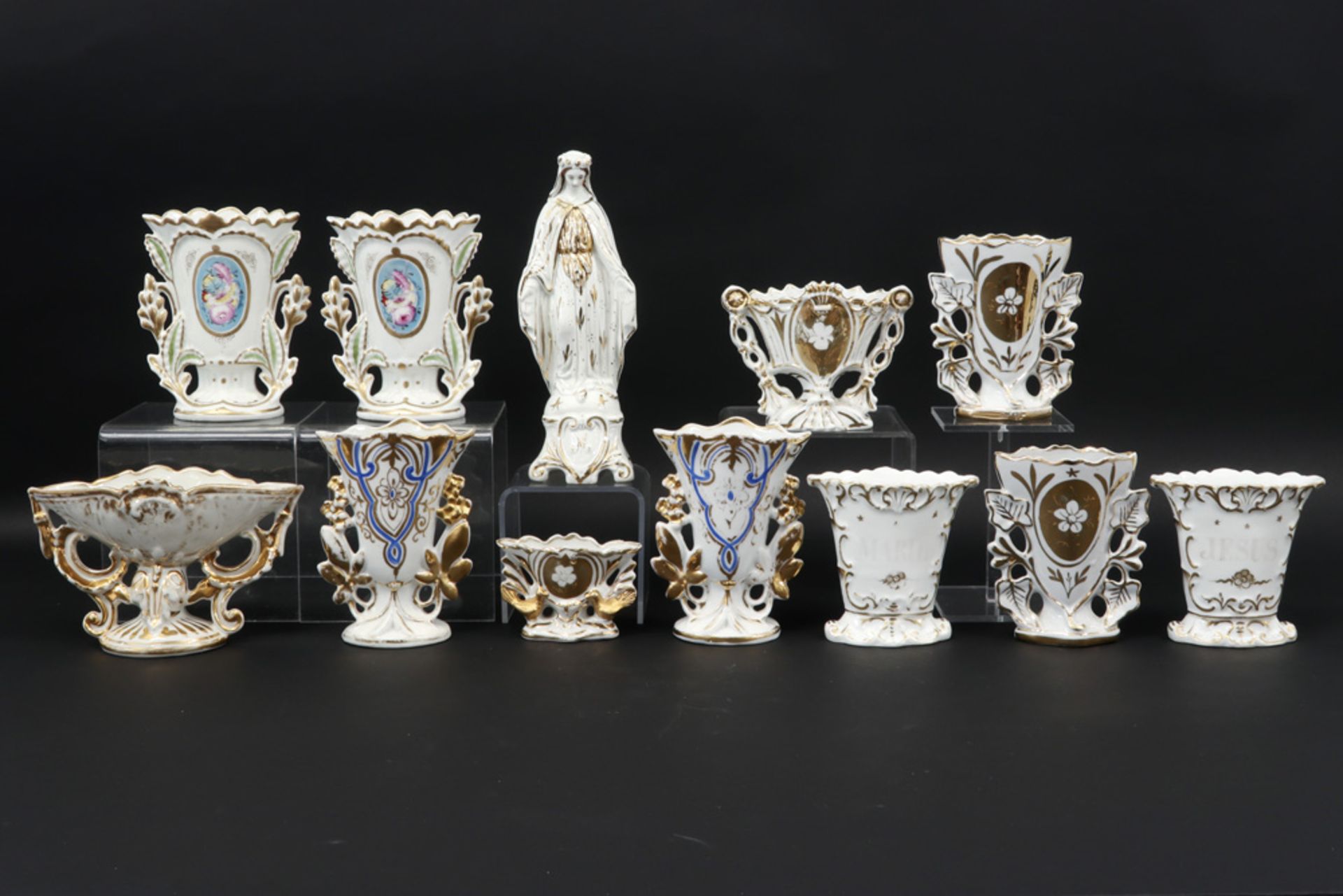 12 pieces of antique porcelain from Brussels ||Lot (12) oud Brussels porselein met cornetvazen en