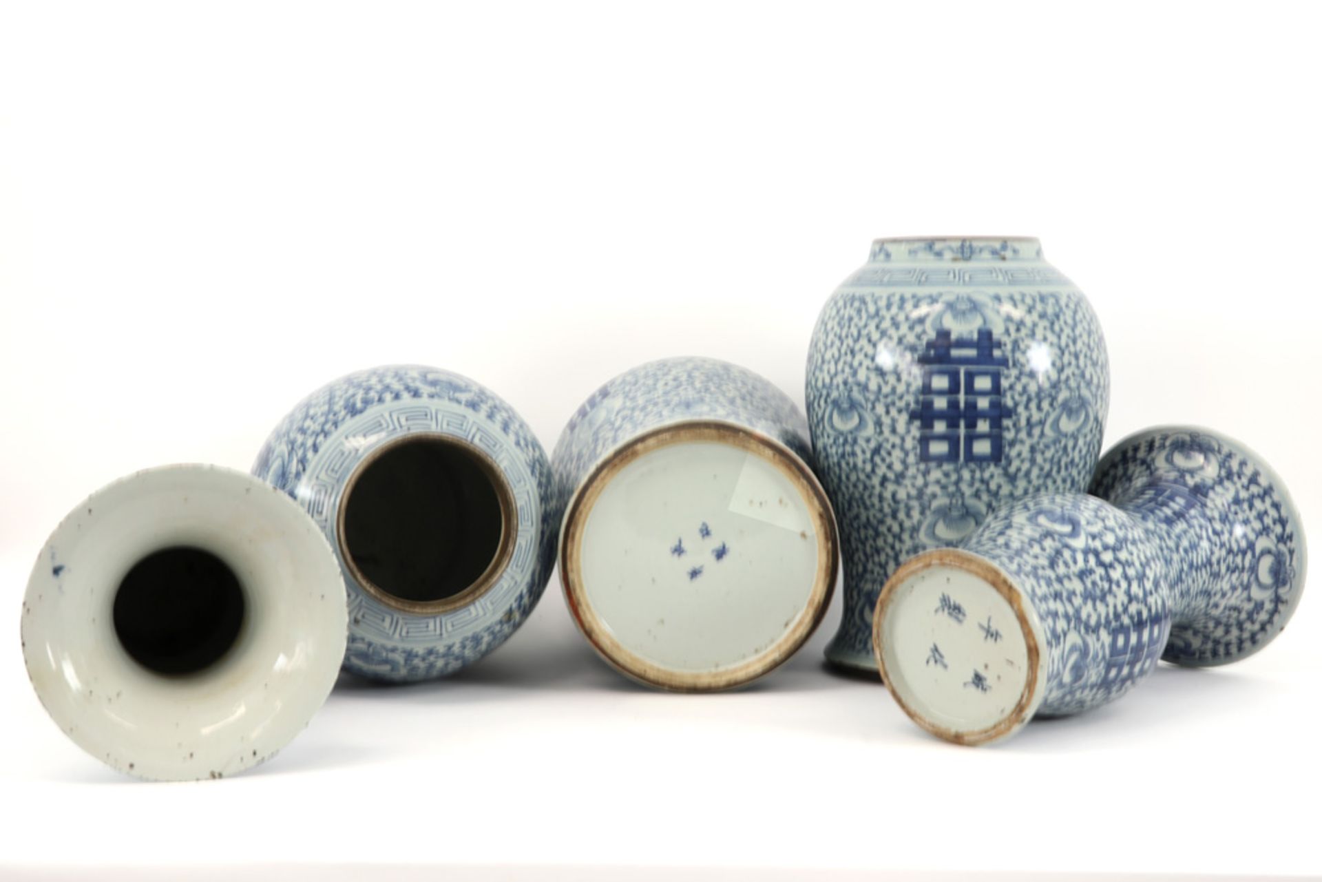 antique 5pc Chinese garniture in porcelain with a blue-white decor : a pair of 'rouleau' vases and - Image 3 of 5