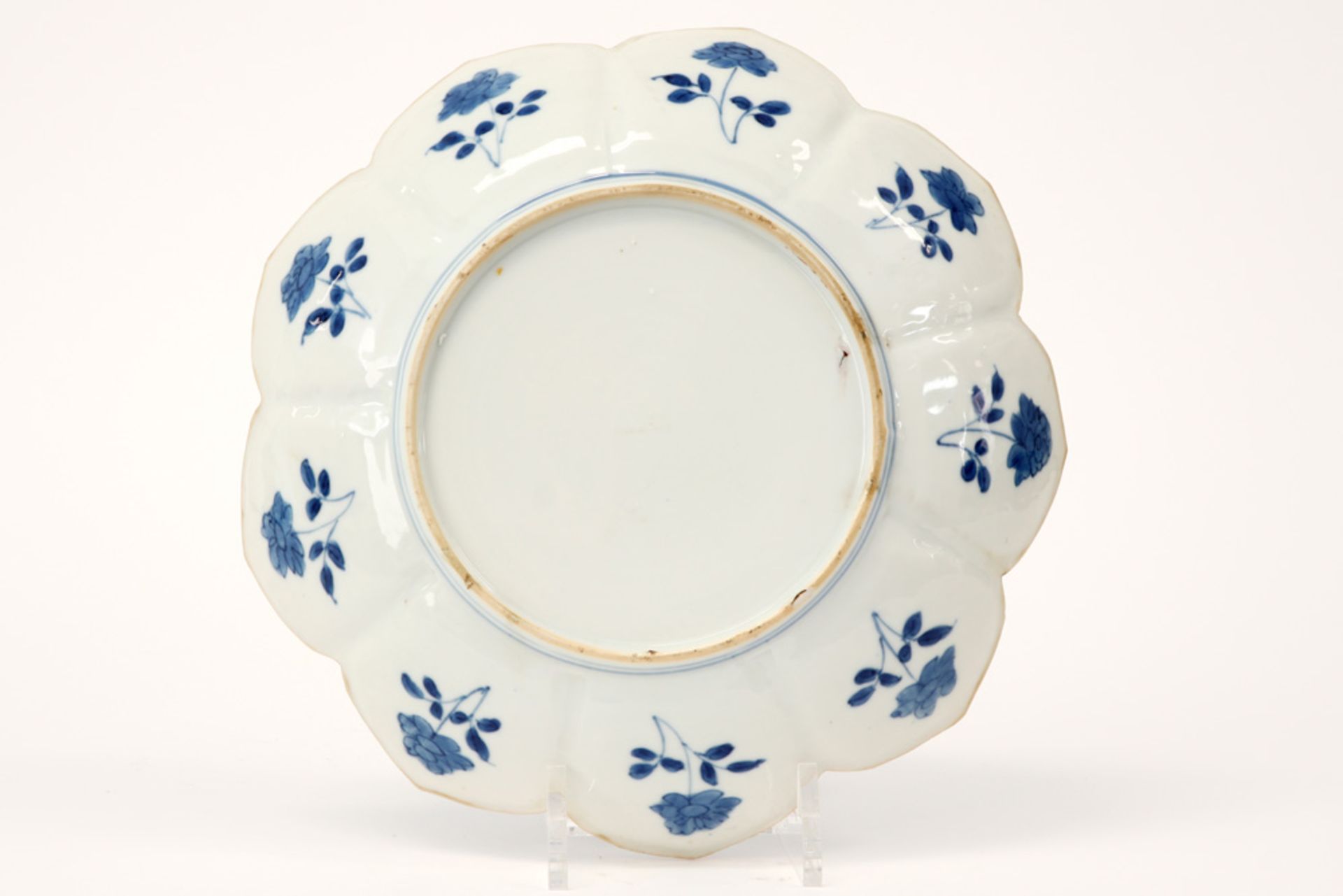 17th/18th Cent. lotusflower-shaped Chinese Kang Hsi period dish in porcelain with a blue-white decor - Image 3 of 3