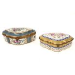 two lidded boxes in marked French porcelain with handpainted decors ||Twee gedekselde dozen in