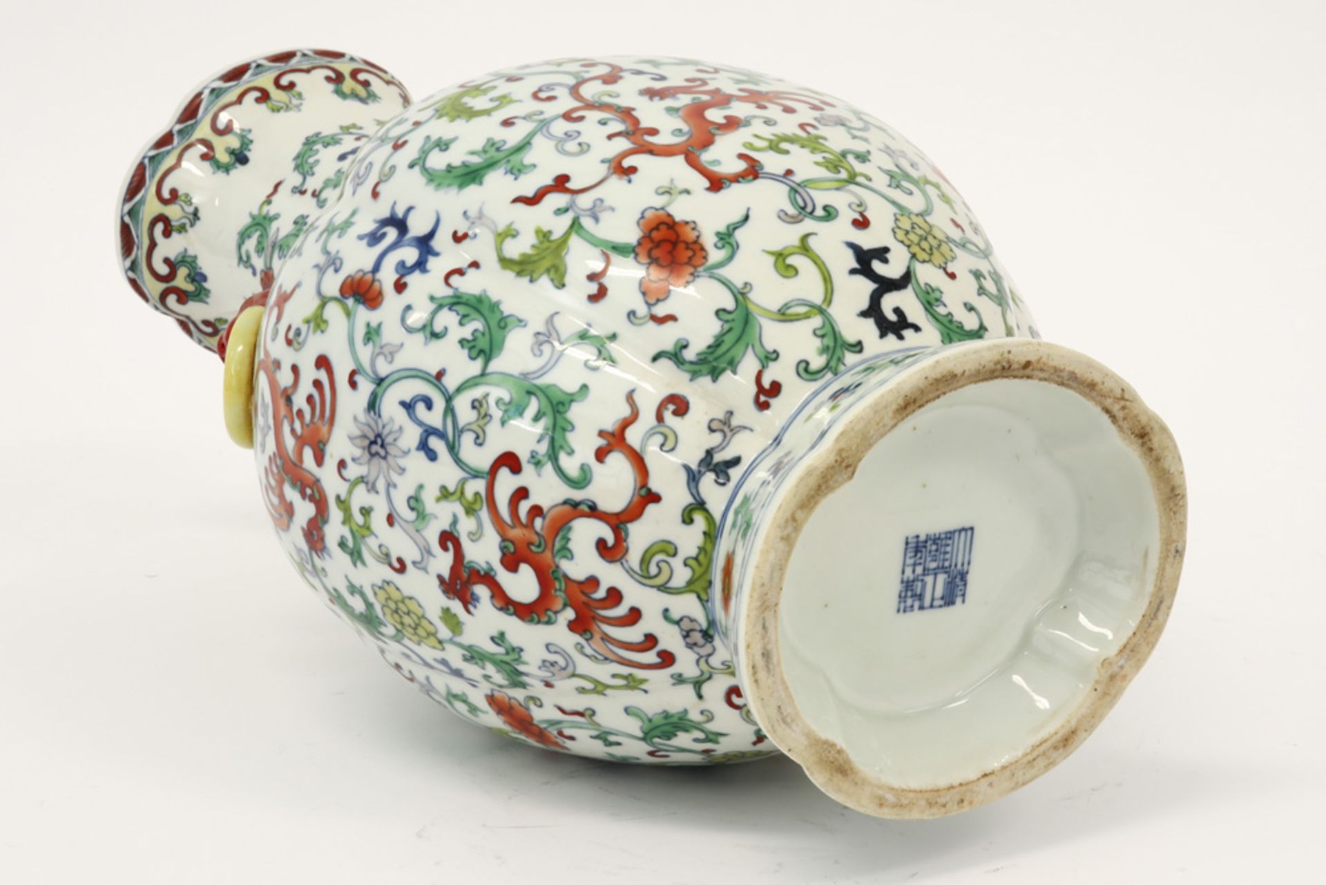 20th Cent. Chinese vase in marked porcelain with a polychrome decor ||20ste eeuwse Chinese vaas in - Image 5 of 6