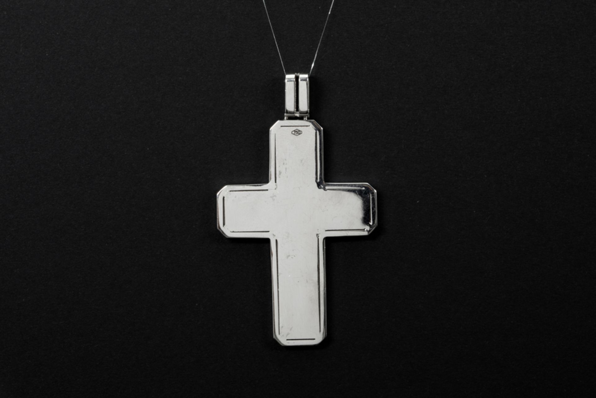 quite big cross-shaped pendant in white gold (18 carat) with blue enamel and at least 2 carat of - Image 2 of 2