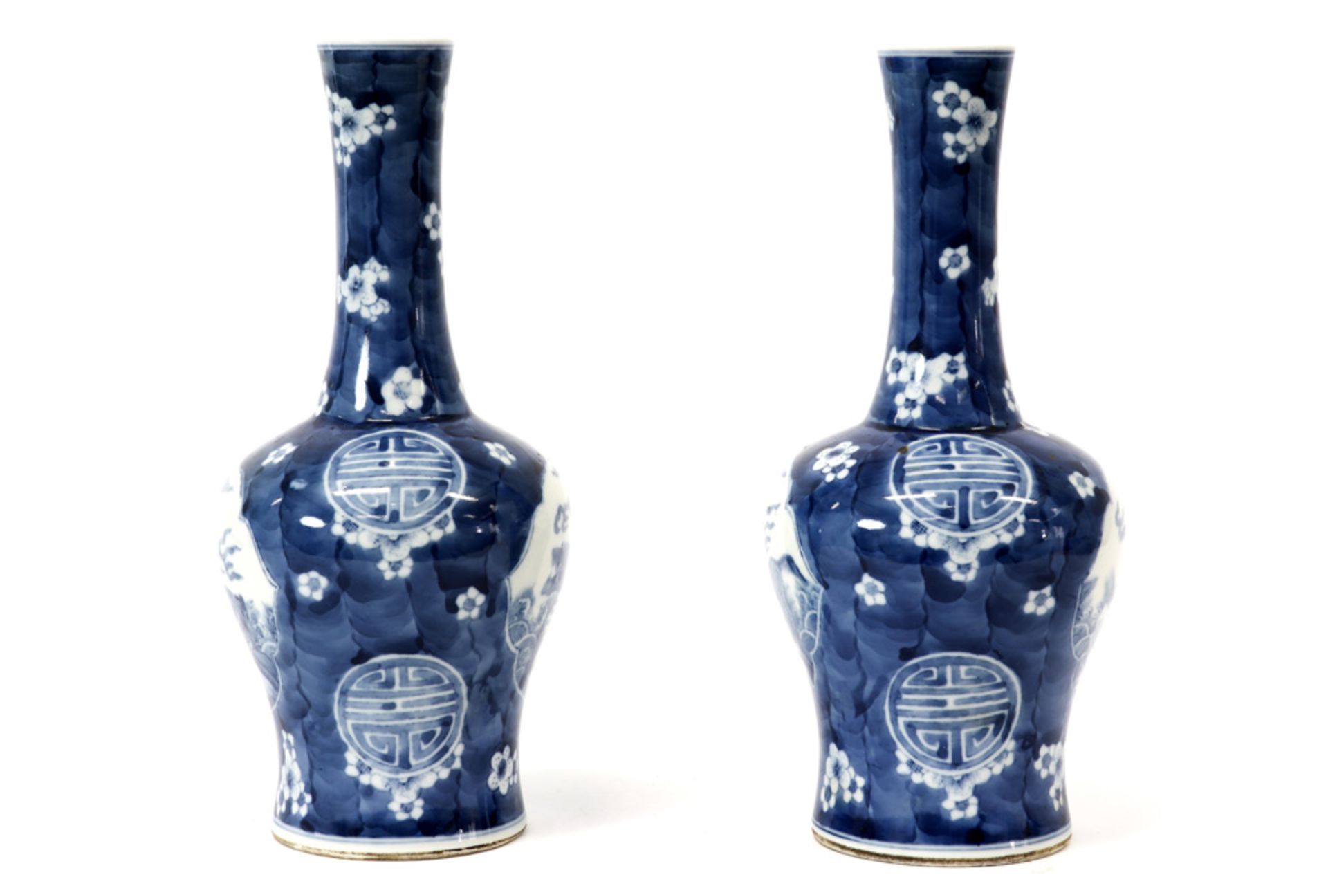 pair of Chinese vases in porcelain with a blue-white decor with temple dogs ||Paar kleine Chinese - Image 3 of 6