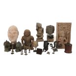various lot with travel souvenirs in bronze, wood or earthenware ||Varia reissouvenirs in brons,