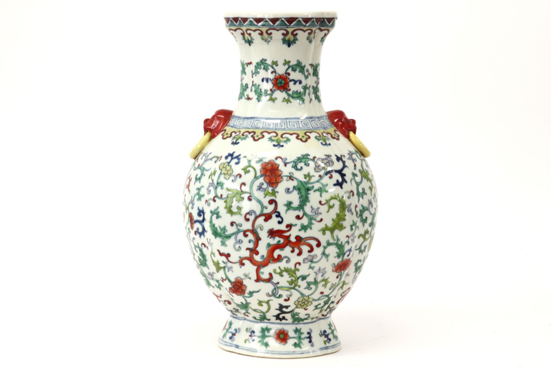 20th Cent. Chinese vase in marked porcelain with a polychrome decor ||20ste eeuwse Chinese vaas in