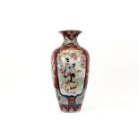 19th Cent. Japanese vase in porcelain ||Negentiende eeuwse Japanse vaas in porselein met een Imari-