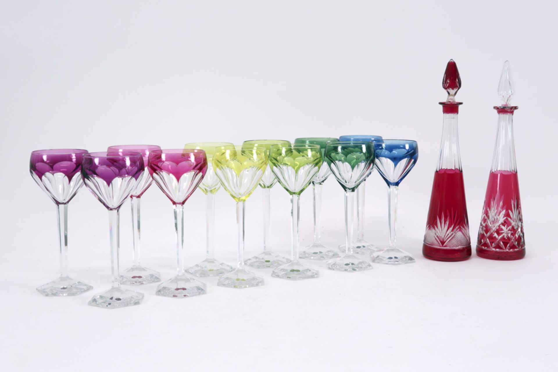 two decanters and twelve glasses in crystal ||Lot deels gekleurd kristal (Val-St-Lambert e.a.) met