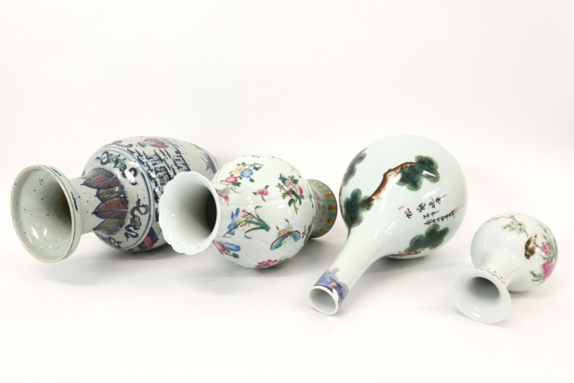 four Chinese vases in porcelain ||Lot van vier Chinese vazen in porselein met polychroom decor - - Image 3 of 6