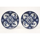 pair of 18th Cent. dishes (with convex bottoms) in ceramic from Delft with a blue-white decor ||Paar
