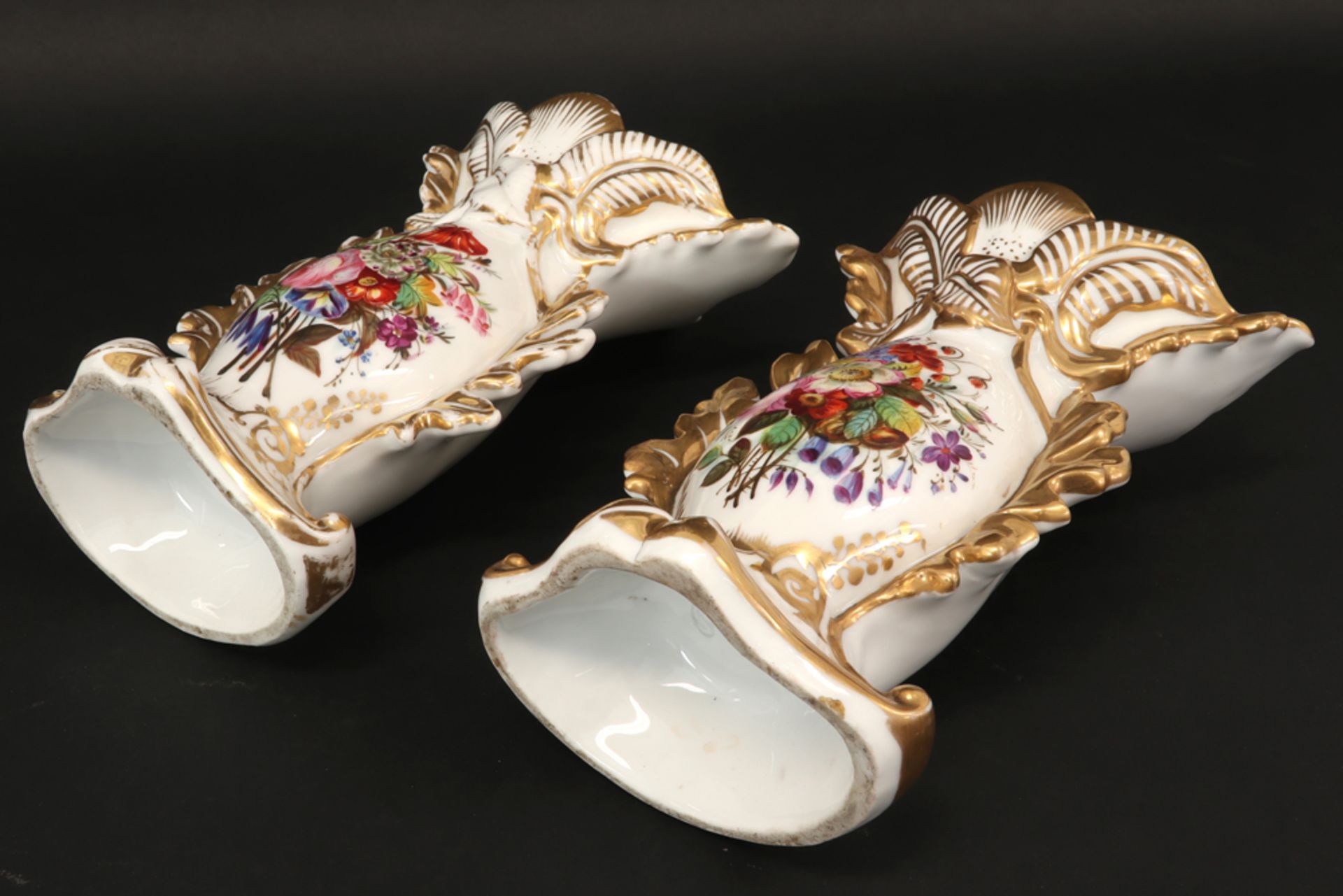 pair of antique vases in porcelain from Brussels with painted flower still lifes ||Paar antieke - Image 4 of 5