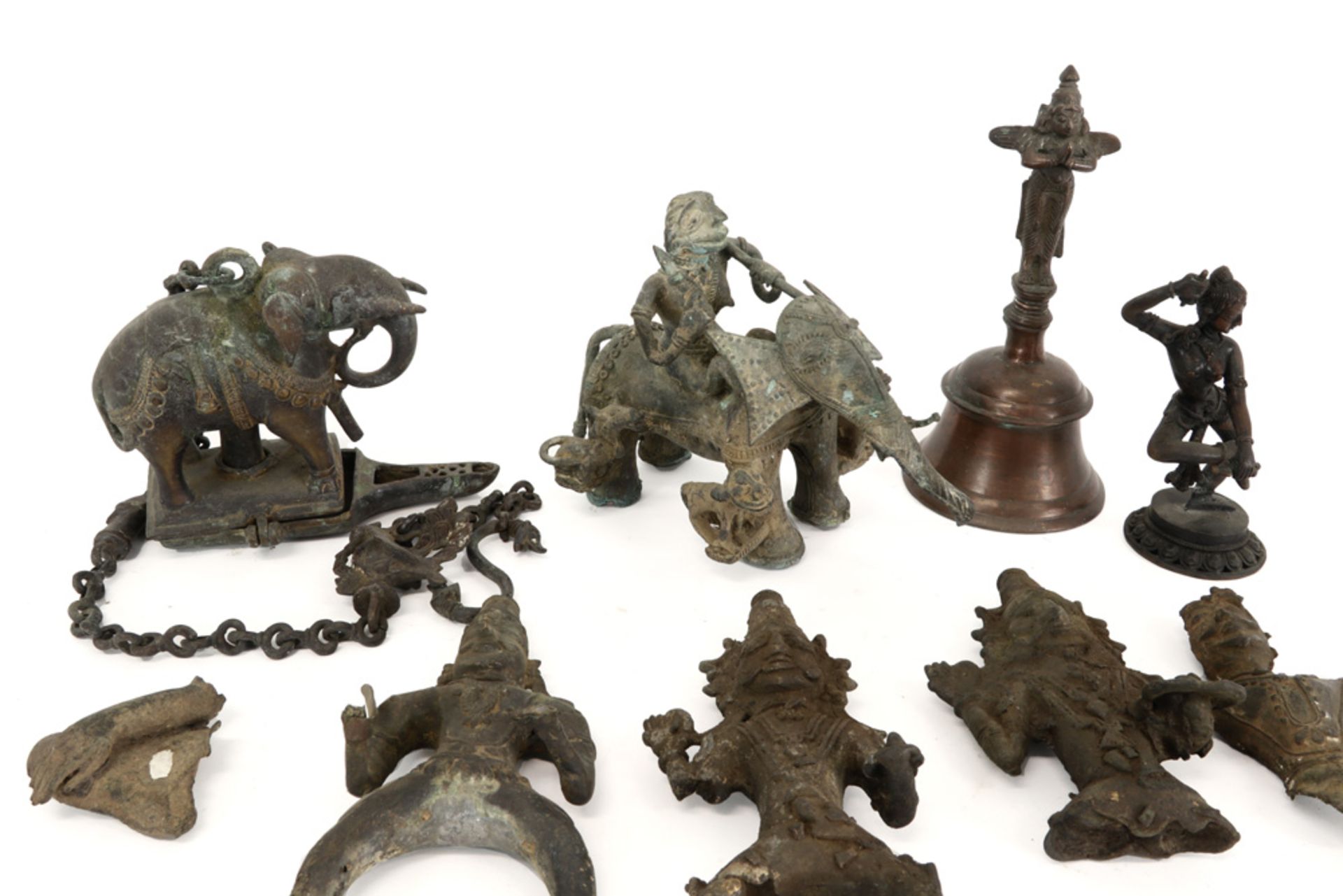 various lot of Indian bronze items amongst which toys and a temple bell ||Vrij groot lot Indische - Image 2 of 3