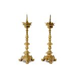 pair of 17th Cent. bronze candlesticks with a beautiful openwork collar ||Paar zeventiende eeuwse