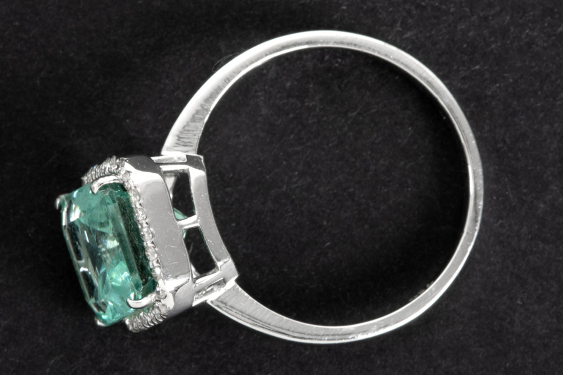 ring in white gold (18 carat) with a central oval apatite of ca 5,50 carat, surrounded by ca 0,20 - Image 2 of 2