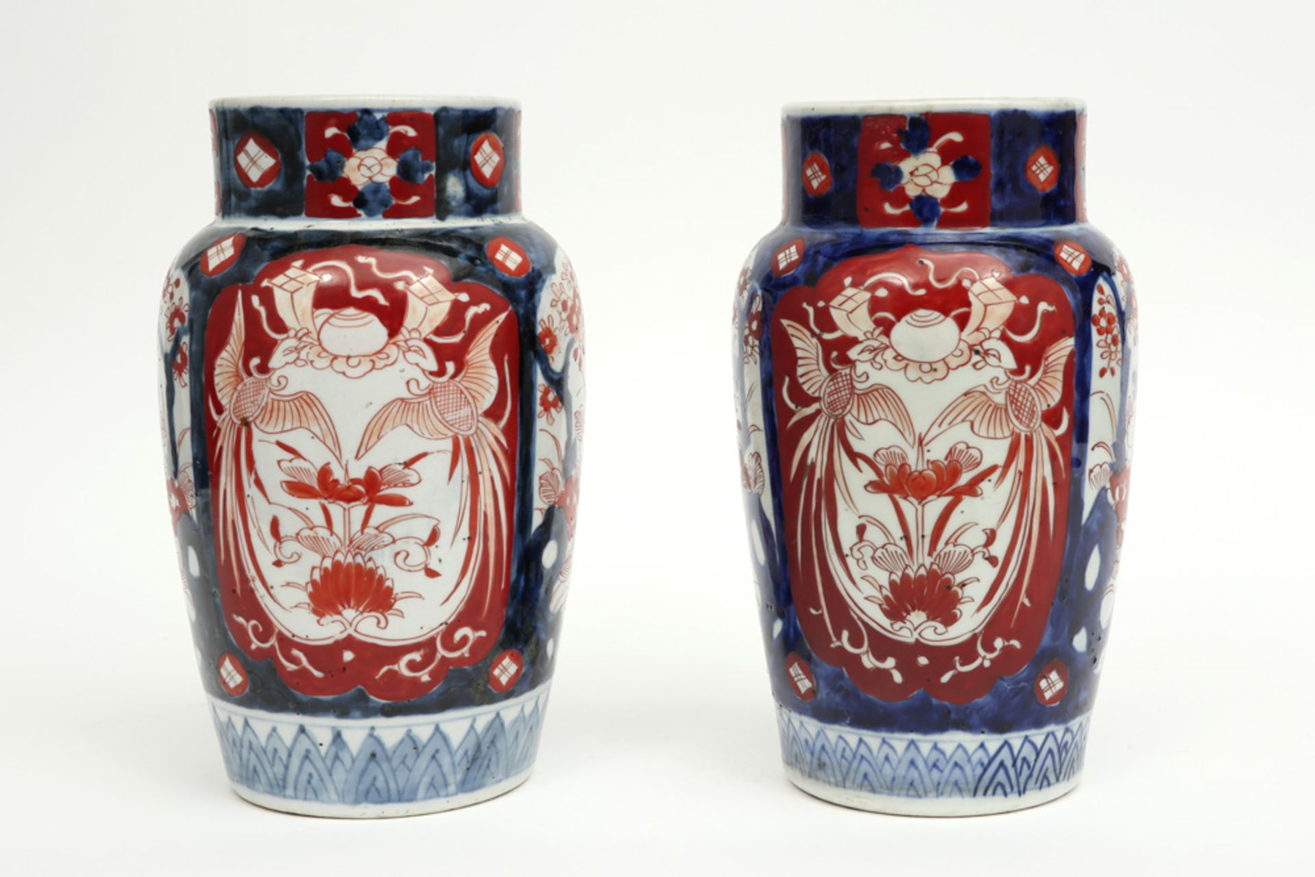 pair of 19th Cent. Japanese vases in porcelain with an Imari decor ||Paar negentiende eeuwse Japanse - Image 2 of 4