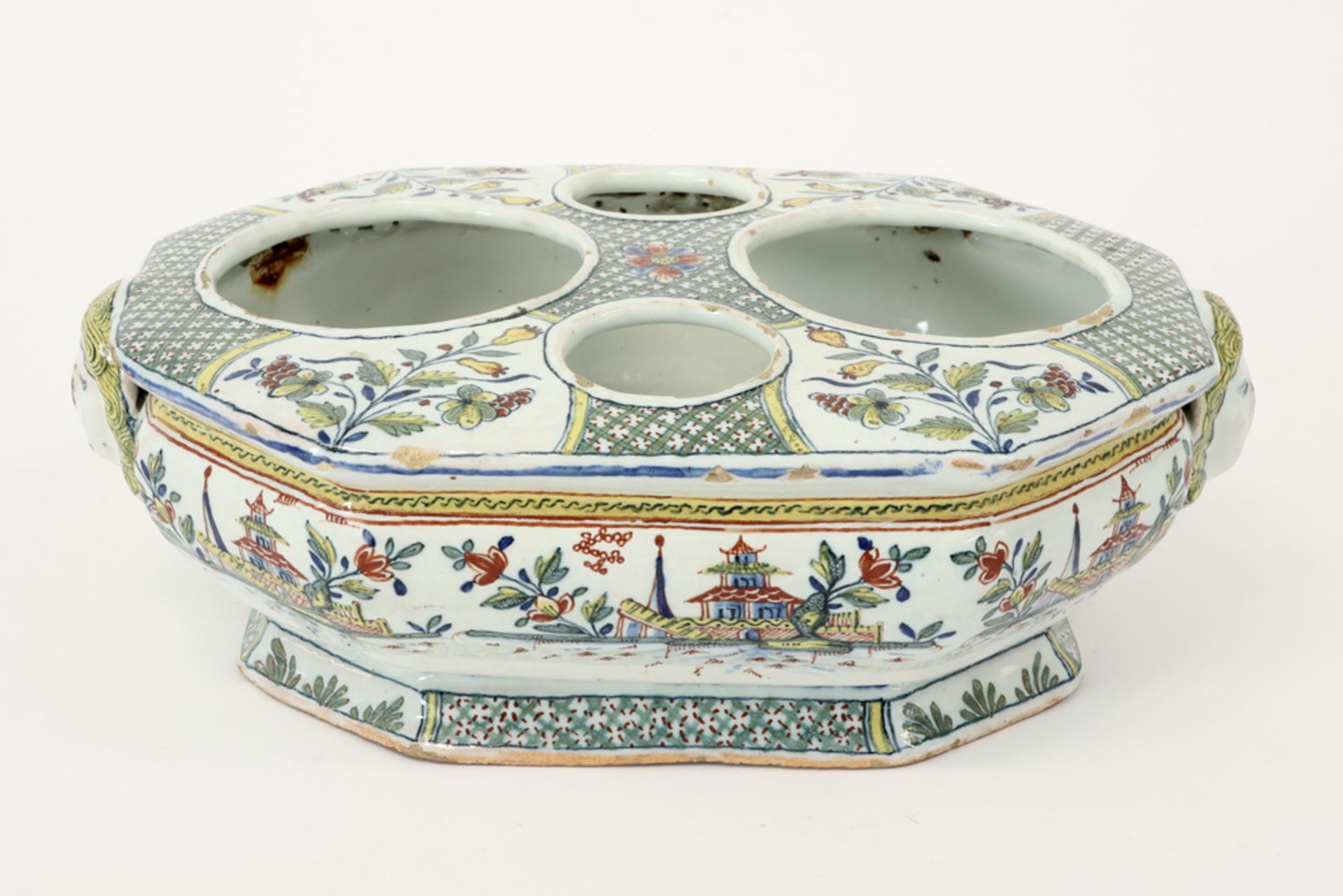 bottom of a cruetset in ceramic from Rouen with a polychrome Chinese-style decor ||Antiek Frans