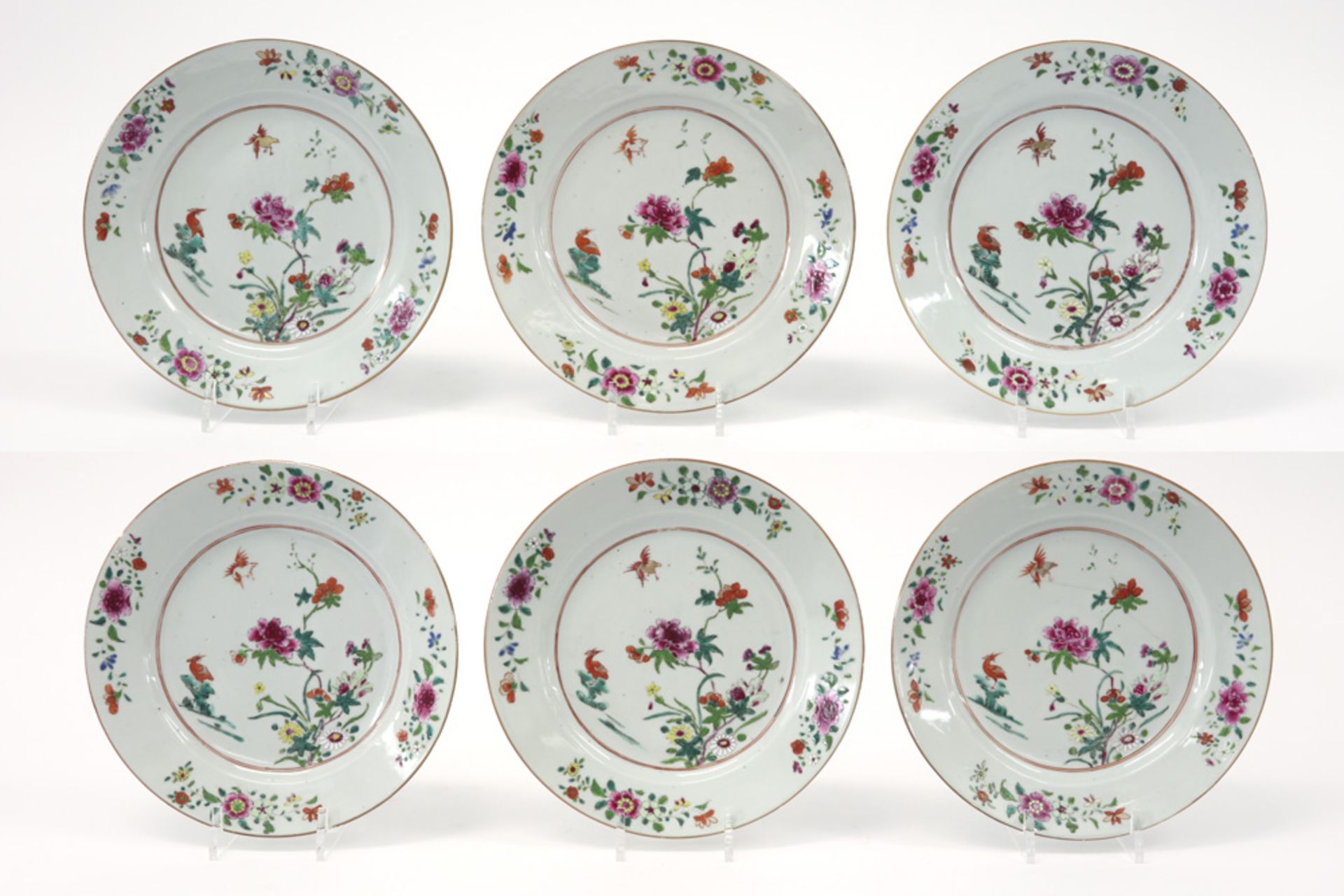 series of six 18th Cent. Chinese plates in porcelain with a 'Famille Rose' decor ||Reeks van zes