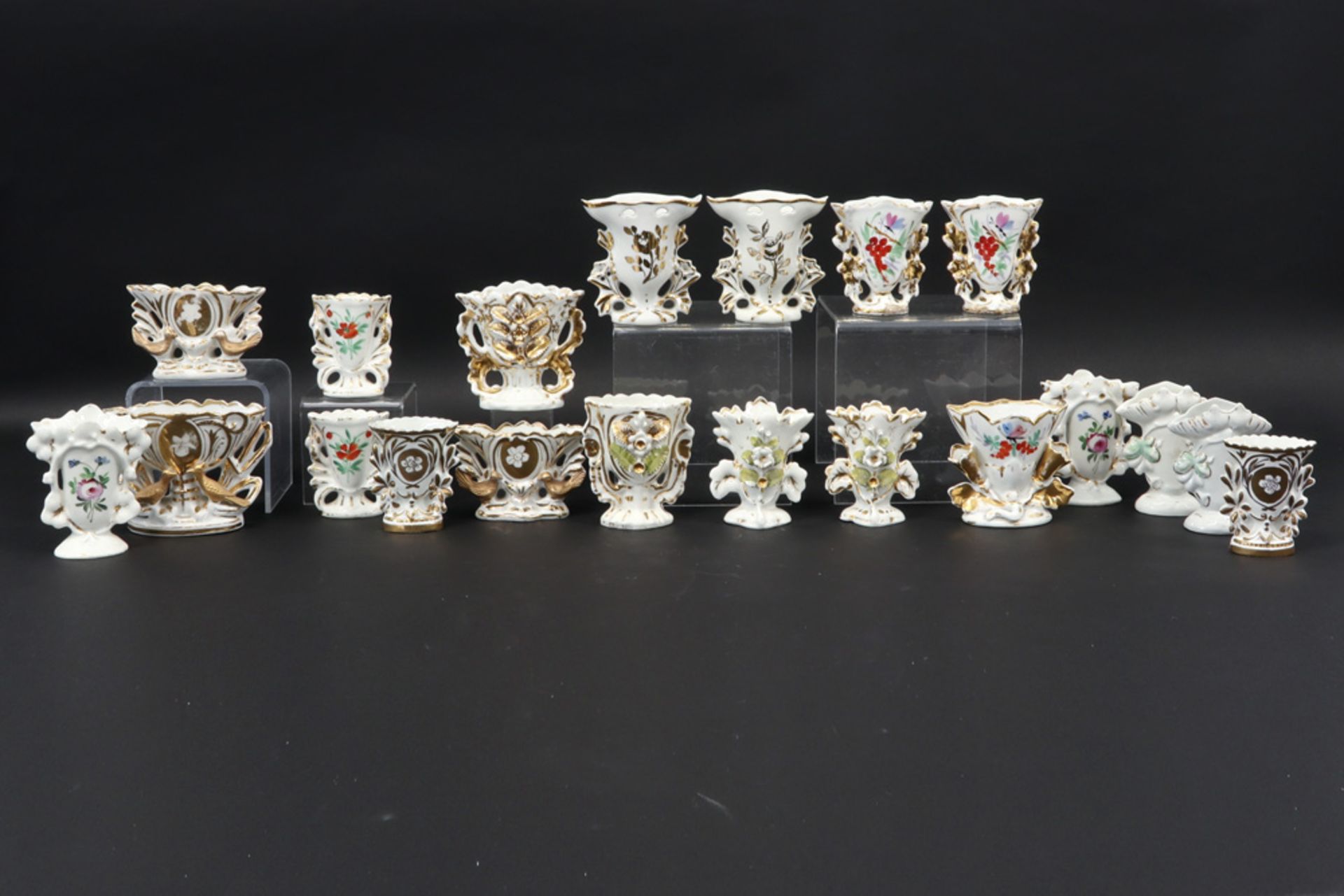 twenty small antique vases in porcelain from Brussels ||Lot van twintig kleine antieke cornetvaasjes