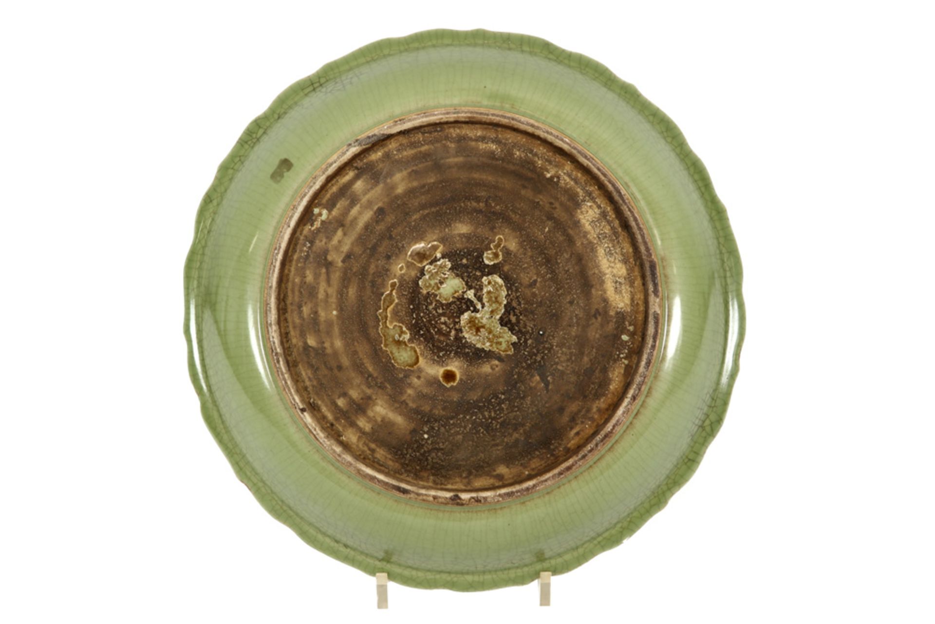 Chinese dish in earthenware with green celadon glaze and underlying vegetal decor ||Chinese schaal - Image 2 of 3