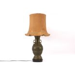 Chinese bronze vase made into a lamp ||Chinese bronzen vaas, gemonteerd als lampevoet - hoogte :