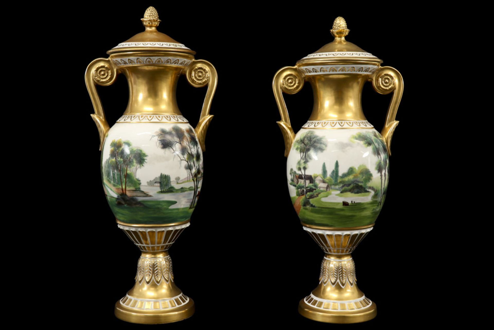 pair of neoclassical lidded vases in porcelain with painted landscape decors ||Paar - Image 2 of 5